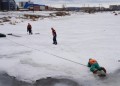 Превью Специалисты пожарной охраны и сотрудники МЧС провели мастер-класс по выполнению спасательных мероприятий на льду