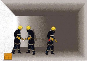 Фото Газодымозащитник присоединяет себя с помощью индивидуальной системы  страховки AUTOROLL V6MAX к командиру звена ГДЗС. Командир звена ГДЗС с фонарем и средствами связи двигается вперед, ведя за собой членов звена. После окончания разведки звено возвращаетс